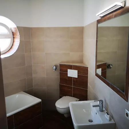 Centrally Located Spacious Flat Close To Rhine דירה *